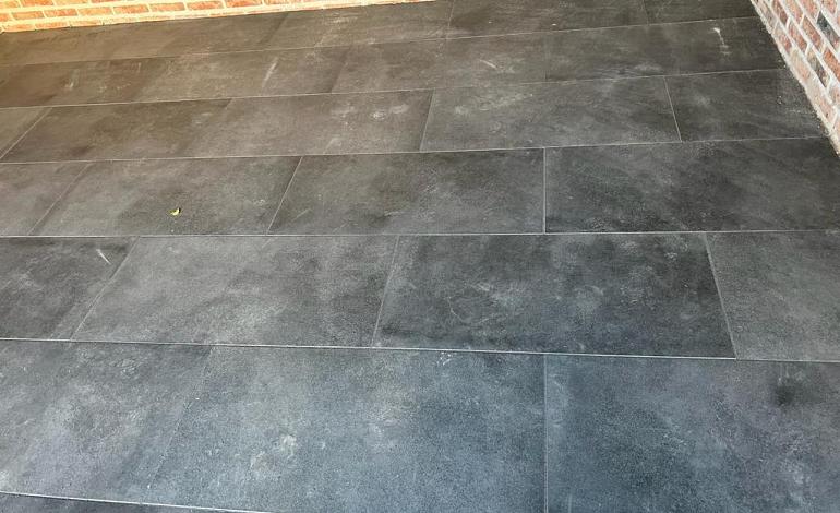 Een terras van strakke tegels 90x45x3